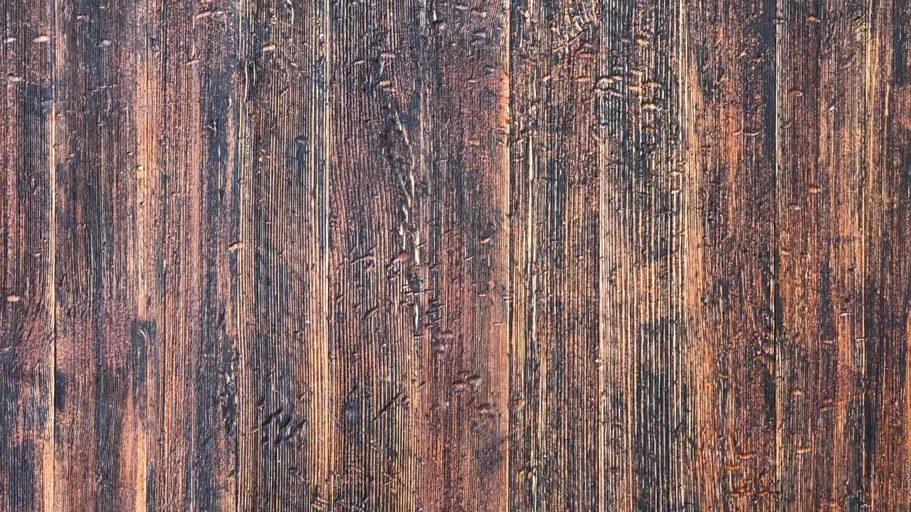 manos colocando peras de verano recién recogidas en una cesta sobre la mesa