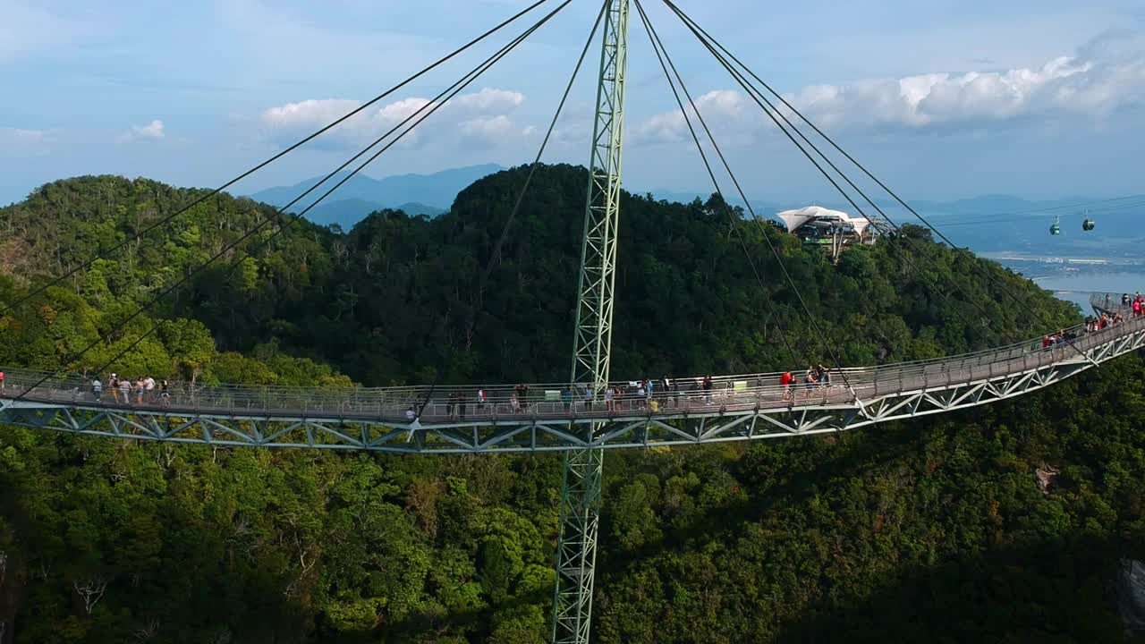 establecer una vista de drones del puente del cielo de langkawi con teleféricos en el fondo en la isla de langkawi en malasia