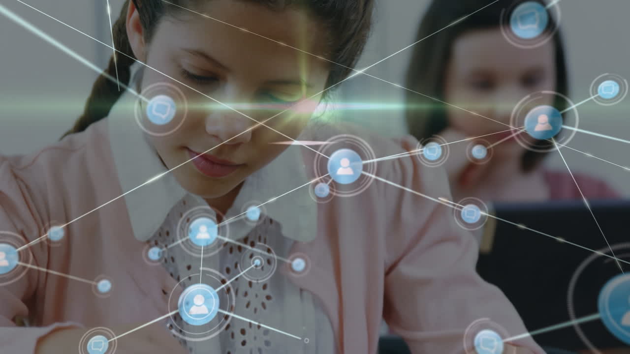 태블릿을 사용하는 두 인종 소녀를 통해 연결 네트워크와 빛의 흔적의 애니메이션