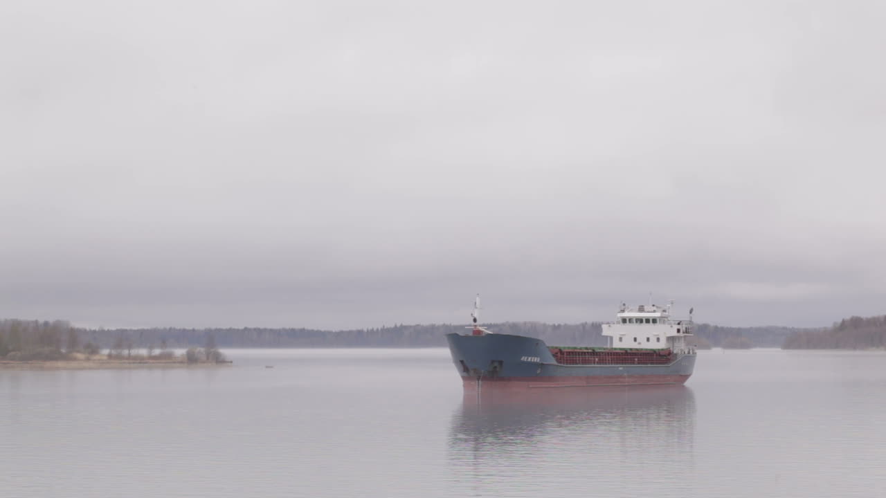 barco de carga navegando en el río volga en la niebla
