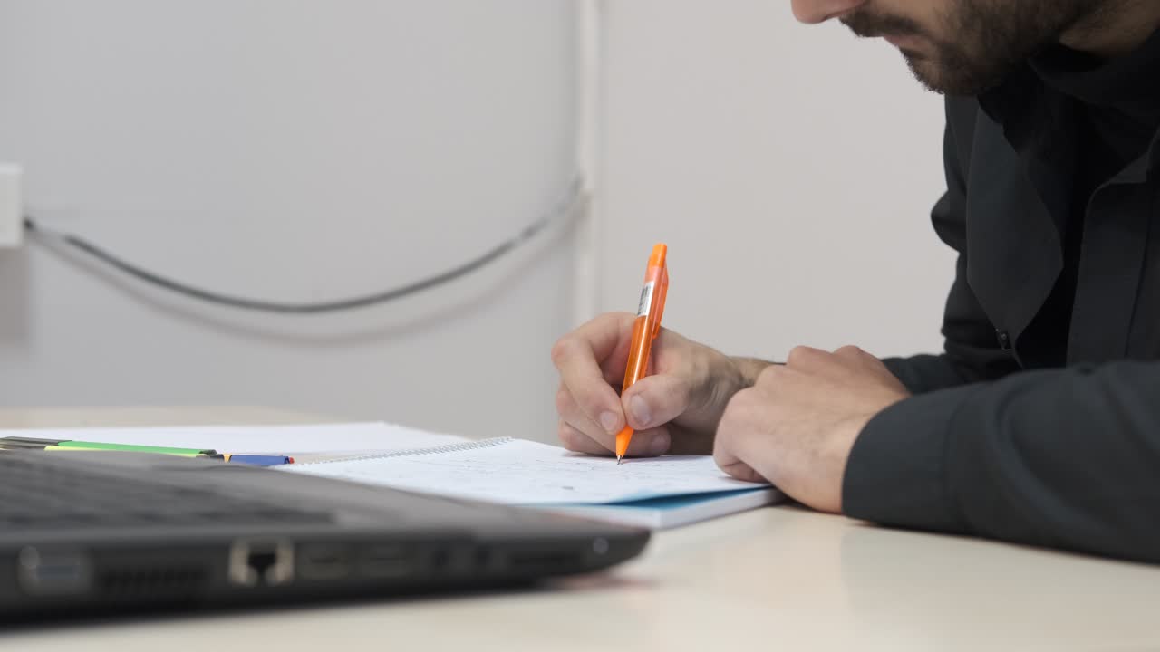 persona que trabaja en la oficina