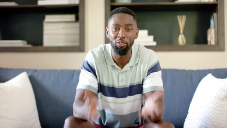 retrato de un feliz hombre afroamericano haciendo una llamada de video, en cámara lenta