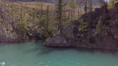 montañas del lago en el cañón verde en manavgat, antalya, turquía