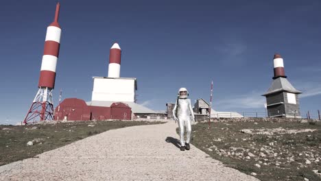 Kosmonaut-Gegen-Raketenförmige-Antennen