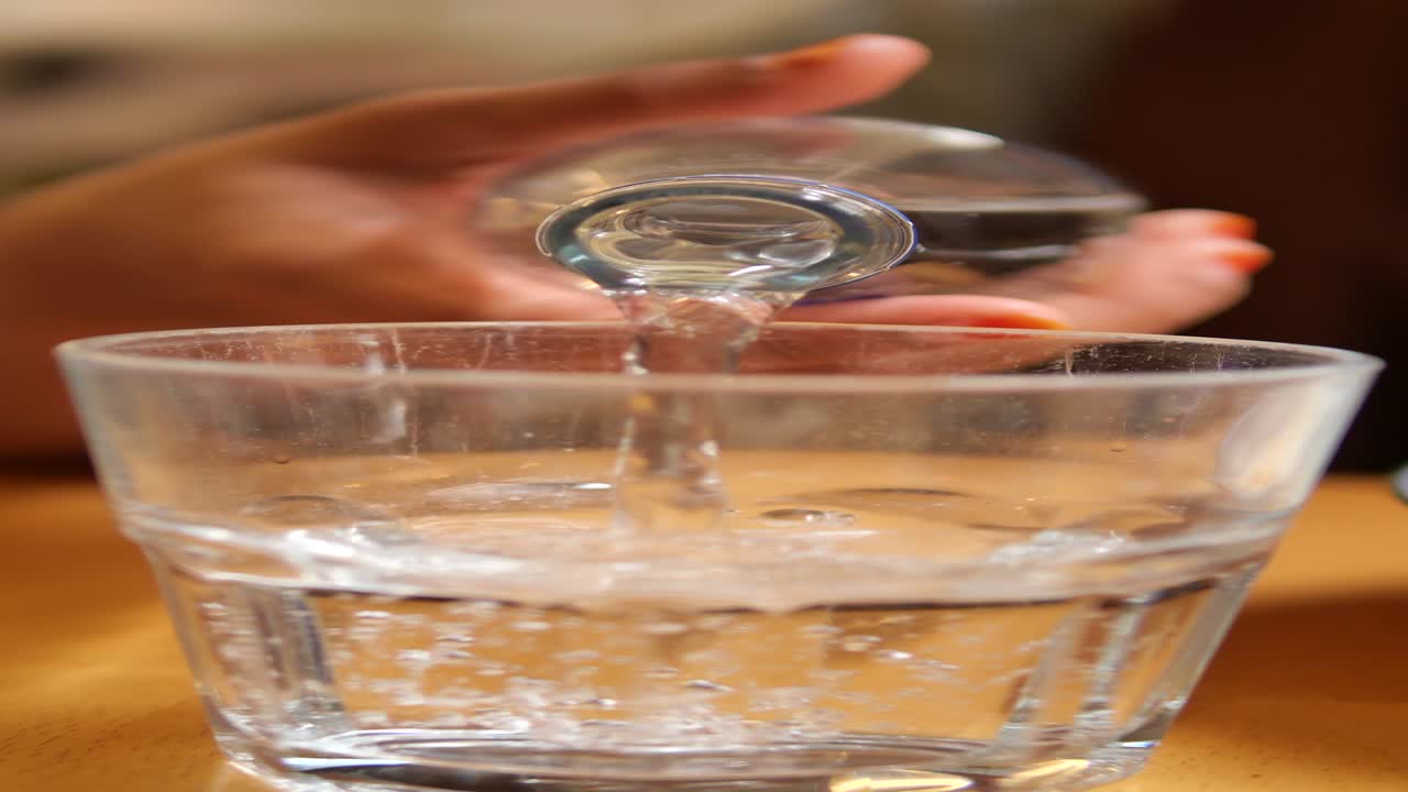 유리잔 에 물 을 부어 넣는 것