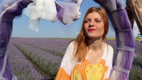 Salga-De-La-Puerta-Decorativa-En-El-Campo-De-Lavanda-Al-Gran-Corazón-Decorativo-Con-Una-Mujer-Joven-Mirando-Con-Amor-A-Los-Ojos