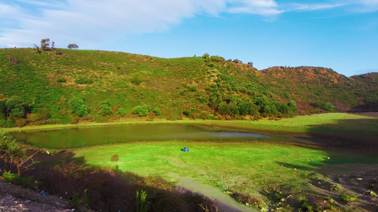 красивое озеро тамезгида на вершине алжирской горы атлас