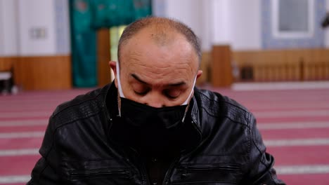 Old-Man-Wears-Mask-Reads-The-Quran-In-Mosque-1