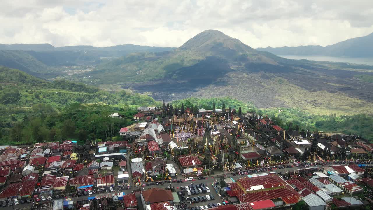 ceremonia hindú religiosa balinesa con una gran multitud de asistentes durante el ritual odalan en un templo llamado pura tuluk biyu cerca del volcán batur