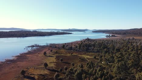 Der-Campingplatz-Arthur-Lake-In-Tasmanien-Bietet-Einen-Ruhigen-Rückzugsort-In-Der-Wildnis-Inmitten-Der-Atemberaubenden-Naturschönheit-Der-Region