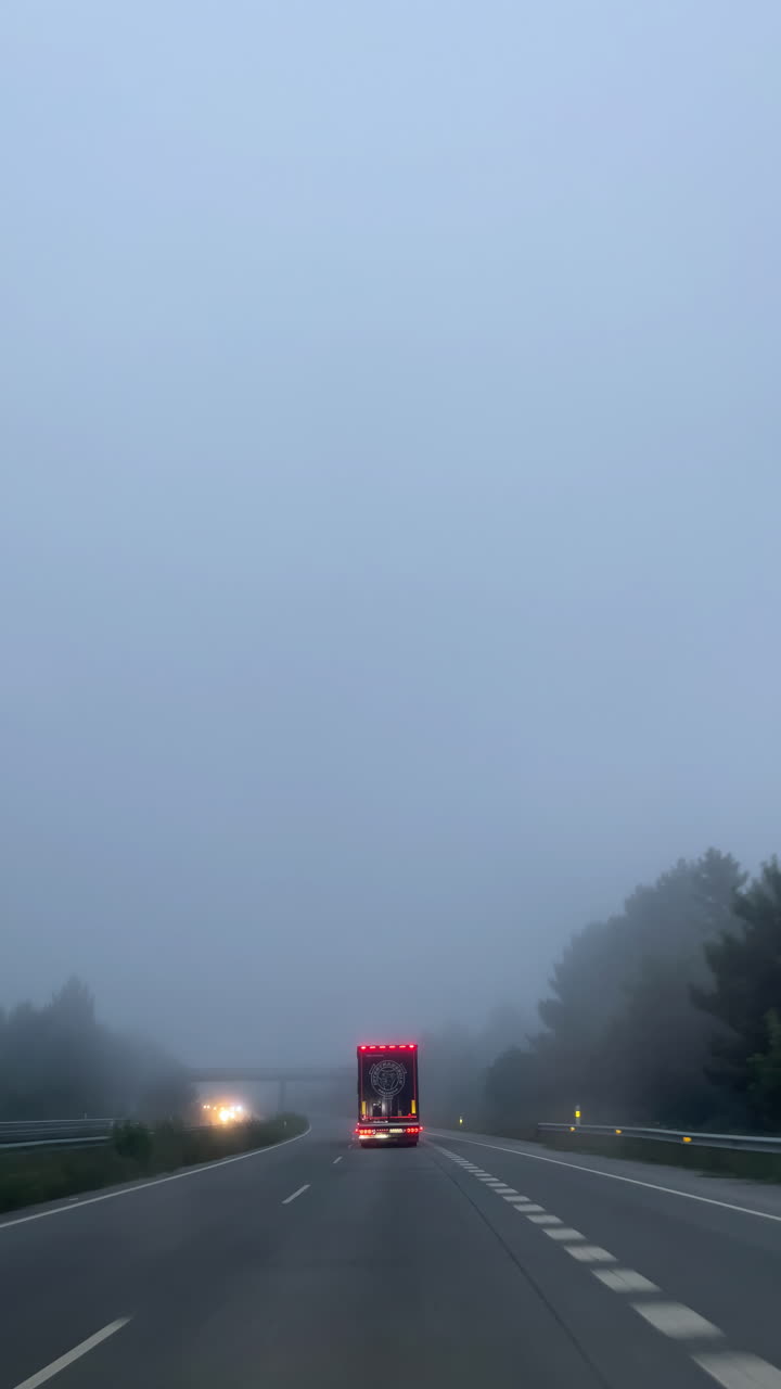 트럭 을 타고 있는 안개 가 가득 한 고속도로