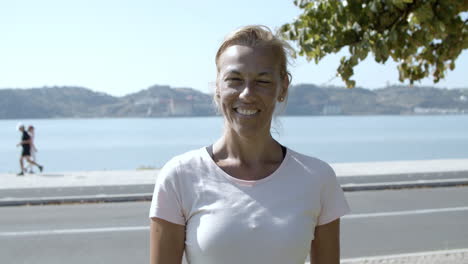 retrato de mujer madura feliz de los años 50 en ropa deportiva