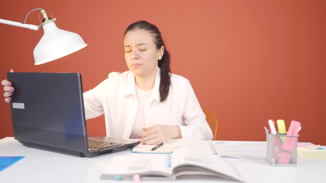 노트북에서 본 것에 화를 내는 여자.