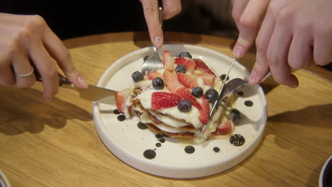 stapel von pfannkuchen mit beeren teilen