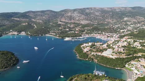 Syvota-Küstendorf-Und-Hafen-In-Epirus,-Griechenland---Panoramaantenne