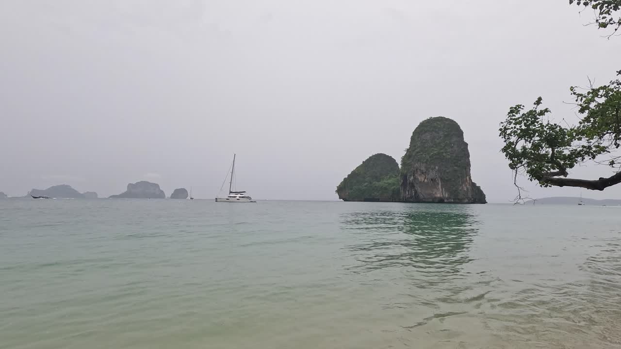 절벽 과 보트 가 있는 평화로운 해변 장면