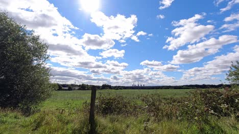 Campo-Inglés-Tierras-De-Cultivo-Timelapse-Nubes-Pasando-A-Través-De-Cielo-Nublado-Soleado