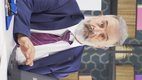 vídeo vertical de un viejo hombre de negocios con discapacidad visual.
