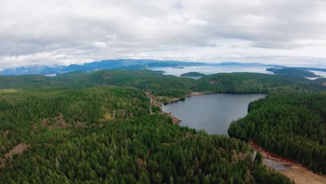 sobrevuelo aéreo del lago gunflint isla de cortes columbia británica canadá islas del descubrimiento golfo de georgia