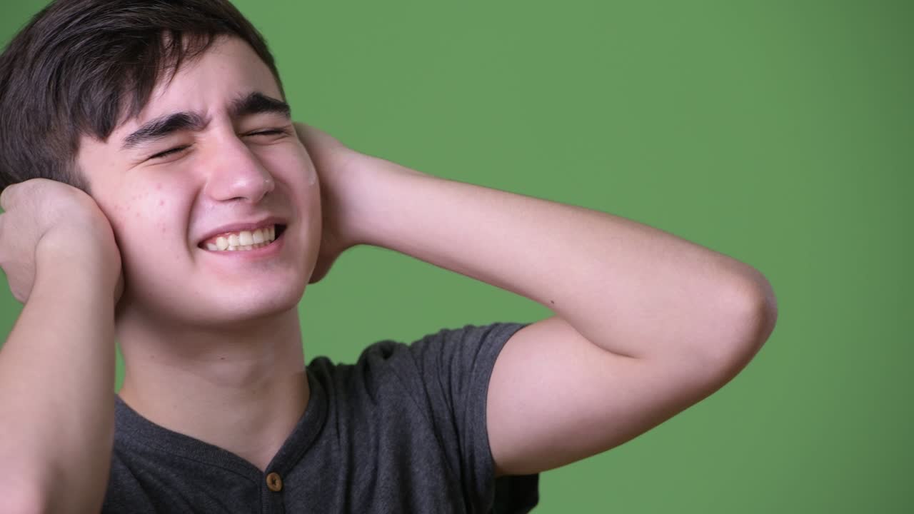 초록색 배경에 젊은 잘생긴 이란 십대 소년