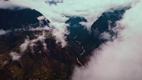 el dramático vuelo del avión no tripulado revela la profundidad del cañón del colca en medio de nubes después de la lluvia.