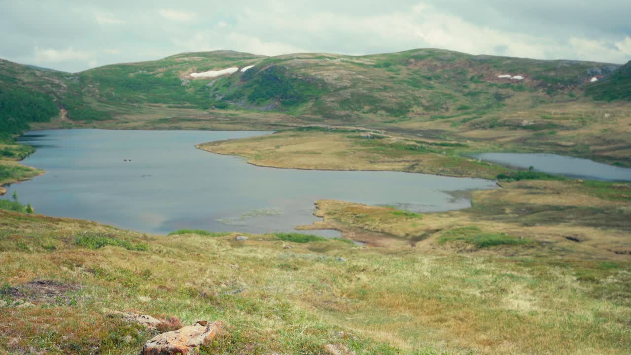 Landskap med innsjø og fjell, Elgsjøen, Trøndelag, Norge - Vidvinkelbilde