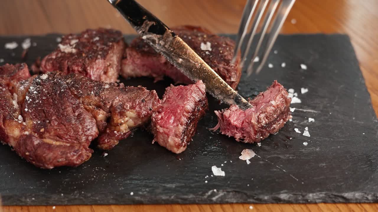 cortando un delicioso filete