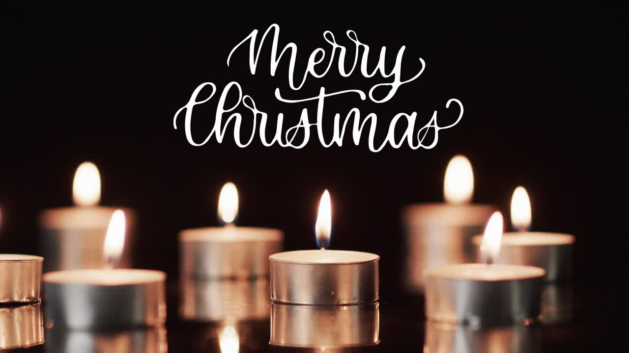 animación de texto de feliz navidad sobre velas de té encendidas sobre fondo negro