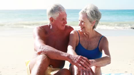 Pareja-De-Ancianos-Jubilados-Sentados-Sobre-Una-Toalla