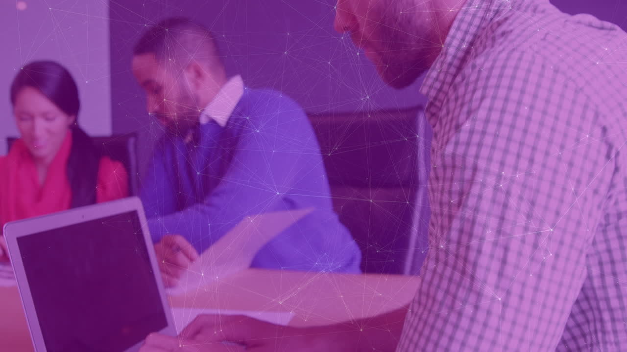 animación de conexiones sobre un hombre caucásico feliz trabajando en una computadora portátil con espacio de copia en la oficina