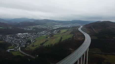 ascendiendo a nuevas alturas: el puente talbrücke nuttlar en nuttlar, rhine-westphalia del norte que apoya la autopista 46 por bestwig, alemania