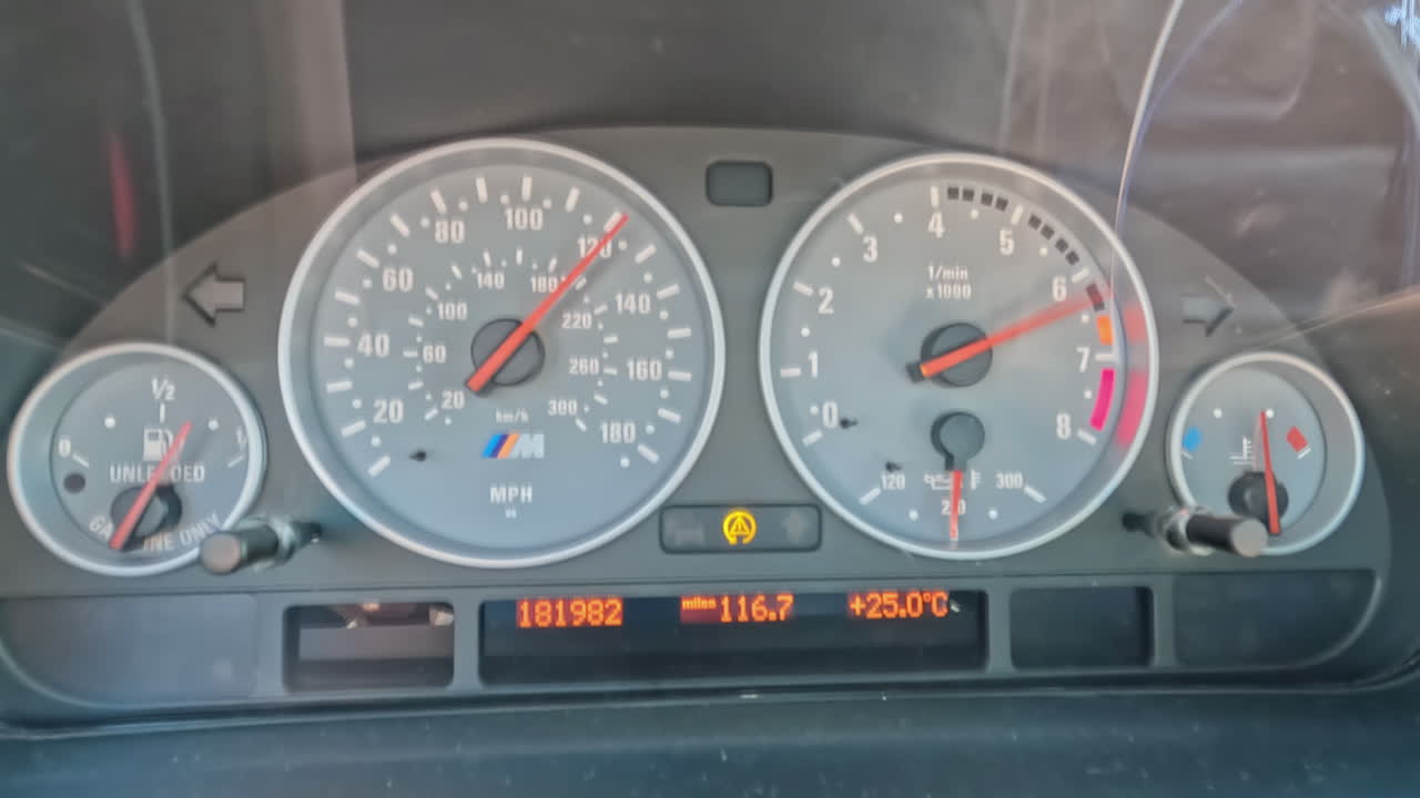 최고 속도가 시속 160마일 이상에 도달할 때 자동차 또는 오토바이의 게이지