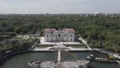 Luftaufnahme-Von-Biscayne-Zum-Vizcaya-Museum-über-Dem-Bau-Eines-Lastkahngartens