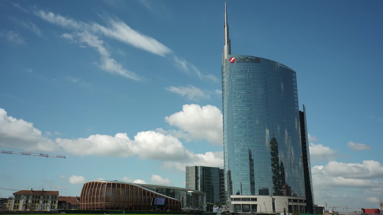 Wieża Unicredit w Mediolanie i panorama miasta w ujęciu poklatkowym z puszystymi chmurami