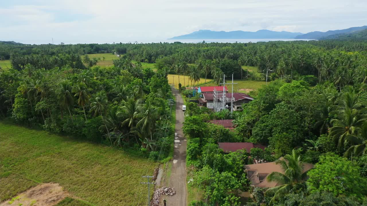 바랑가이 산 이시드로, 세인트 버나드, 필리핀 남부 레이테 인근 마을의 아스팔트 도로를 따라 있는 구조물