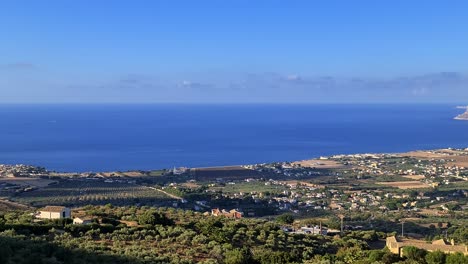 Vista-Panorámica-Panorámica-Del-Monte-Cofano-Y-La-Costa-Desde-El-Mirador-De-Erice-En-La-Provincia-De-Trapani,-Sicilia