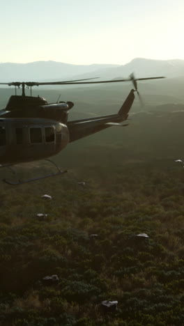helicóptero militar que vuela sobre terreno montañoso