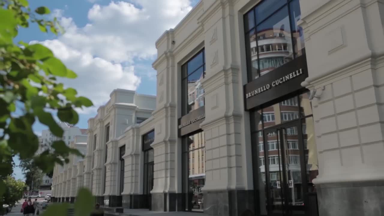 나무 와 건물 이 있는 도시 거리