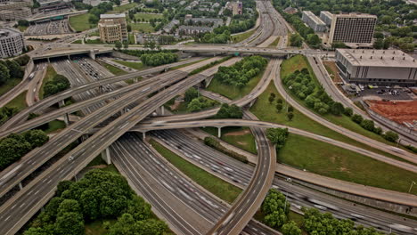 Atlanta-Georgia-Luftaufnahme-V873-Hyperlapse-Vogelperspektive-Drohnenüberflug-über-Mechanicalsville-Und-Summerhill,-Aufnahme-Des-Autobahnverkehrs,-Neigung-Nach-Oben-Zeigt-Das-Stadtbild-Der-Innenstadt-–-Aufgenommen-Mit-Mavic-3-Pro-Cine-–-Mai-2023