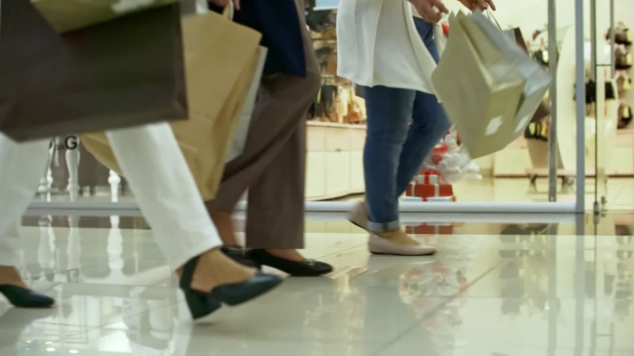 llevar bolsas de compras después de comprar ropa