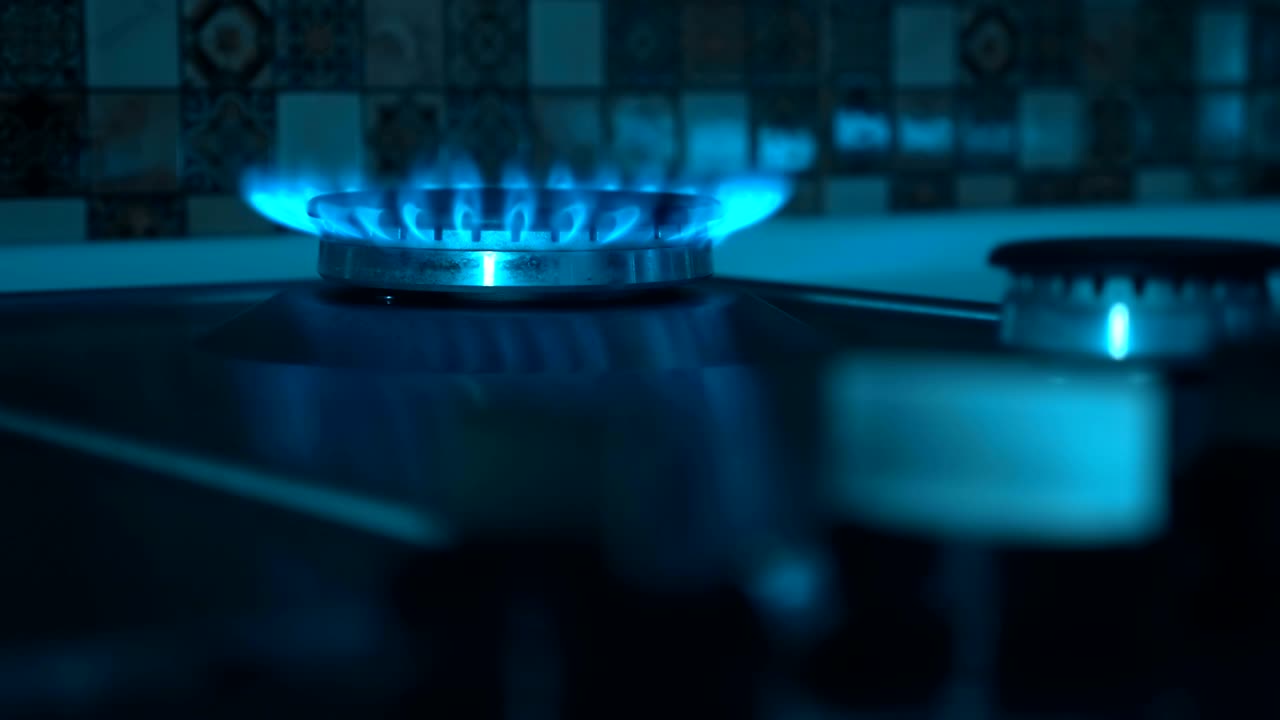 부에 있는 스토브에 가스가 불타고 있다. 손가락으로 가스 브를 돌려라.