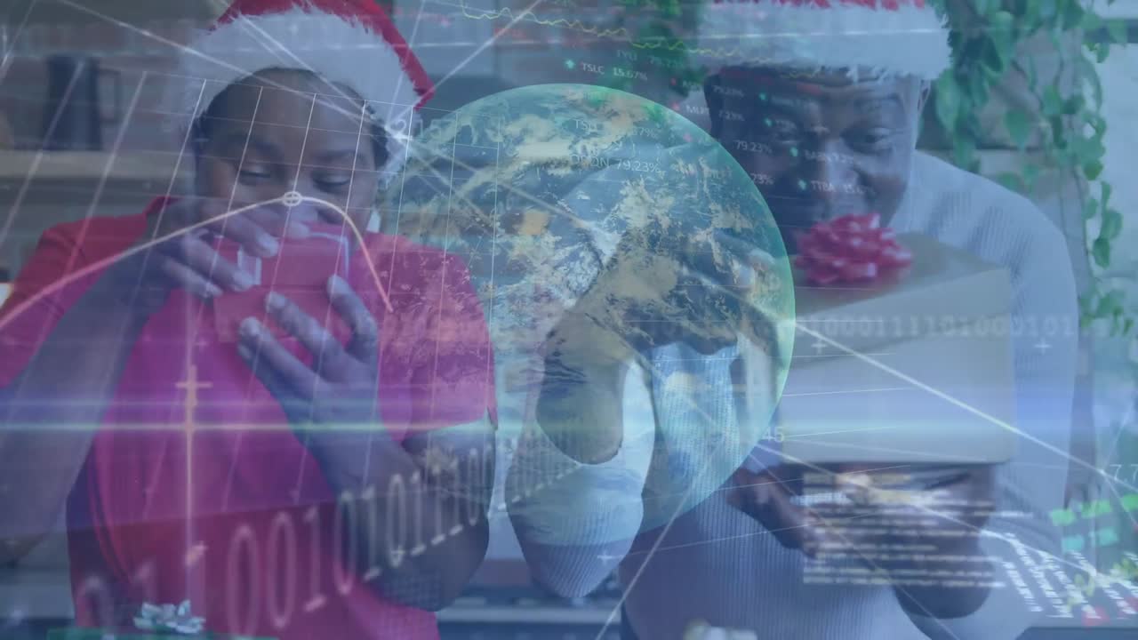 animación de globo y código binario sobre feliz pareja de mayores afroamericanos abriendo regalos