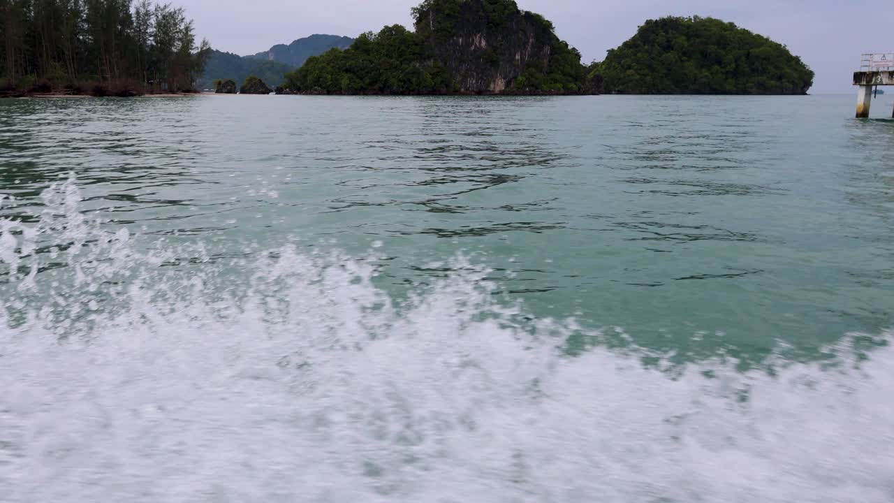 크라비의 물을 가로질러 경치 좋은 보트 여행