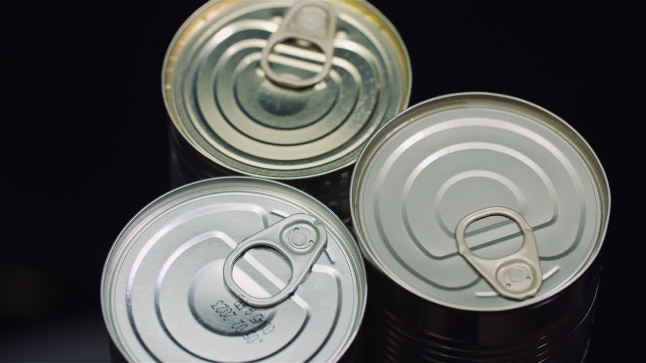 suministros de alimentos alimentos enlatados girando sobre fondo negro 4