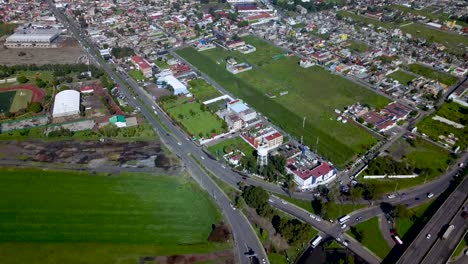 Top-Drohne-Blick-Auf-Eine-Kreuzung-Auf-Einer-Kleinen-Autobahn-In-Der-Charmanten-Stadt-Chalco-Mexico,-Eine-Dichte