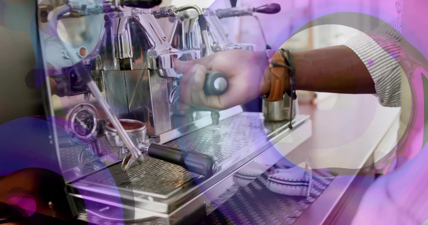 Barista che afferra il portafiltro, lo blocca e tira la leva, preparando un espresso con un overlay viola.