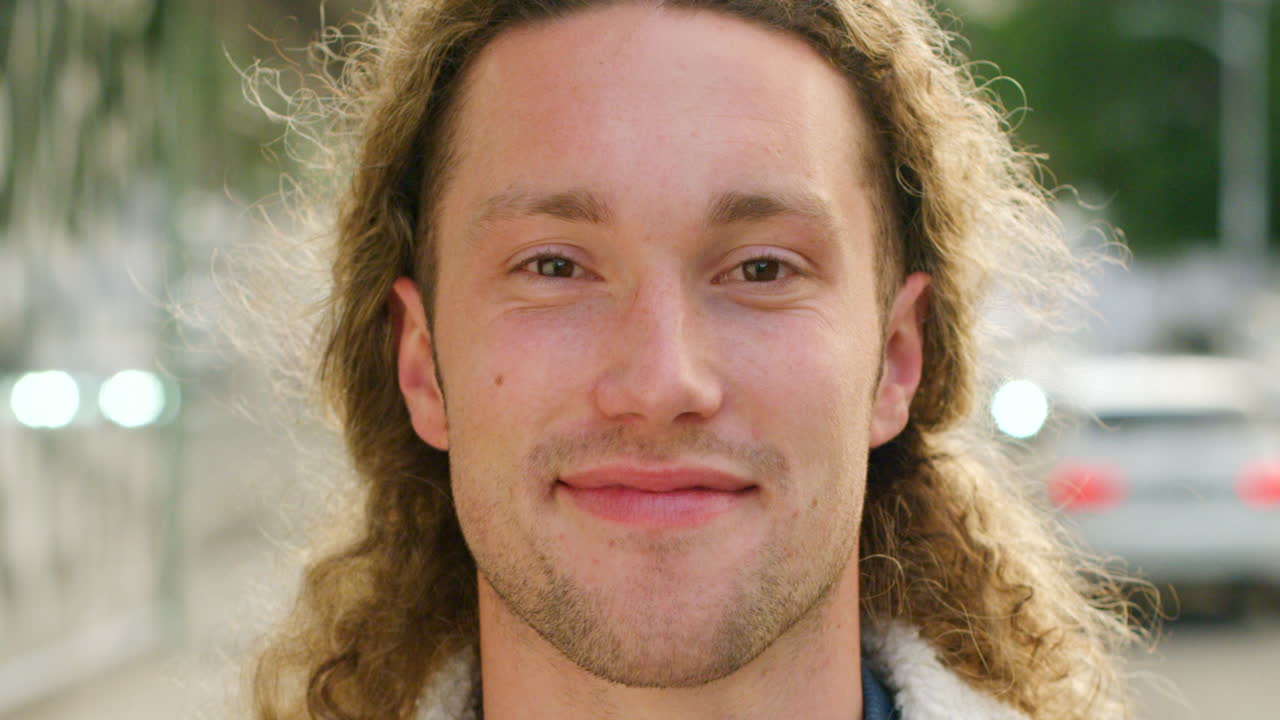 красивый молодой человек проводит время на улице.