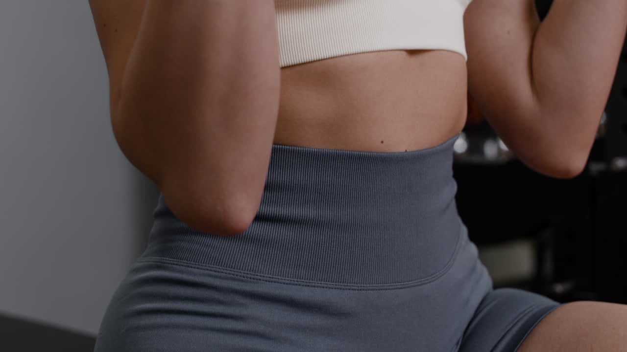 женщина тренируется в спортзале.