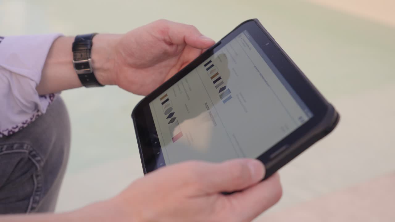 scrolling through a product description on an online marketplace