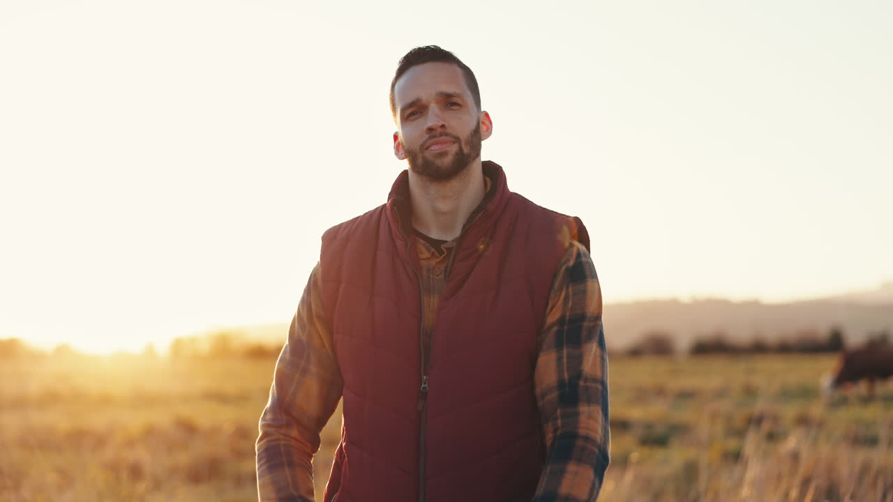 농부, 얼굴과 팔을 교차 한 남자가 에서